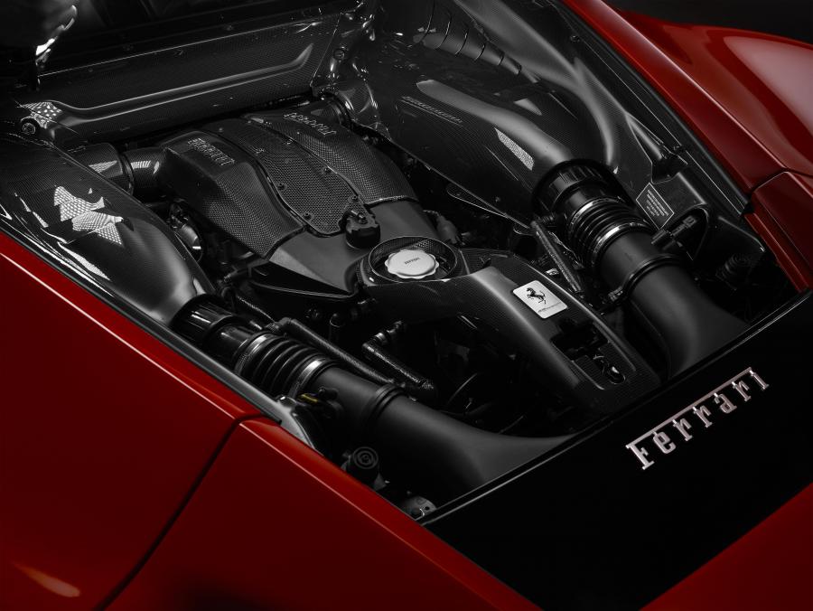 Моторный отсек Ferrari F8 Tributo 2019 года  (фото 10 из 52)